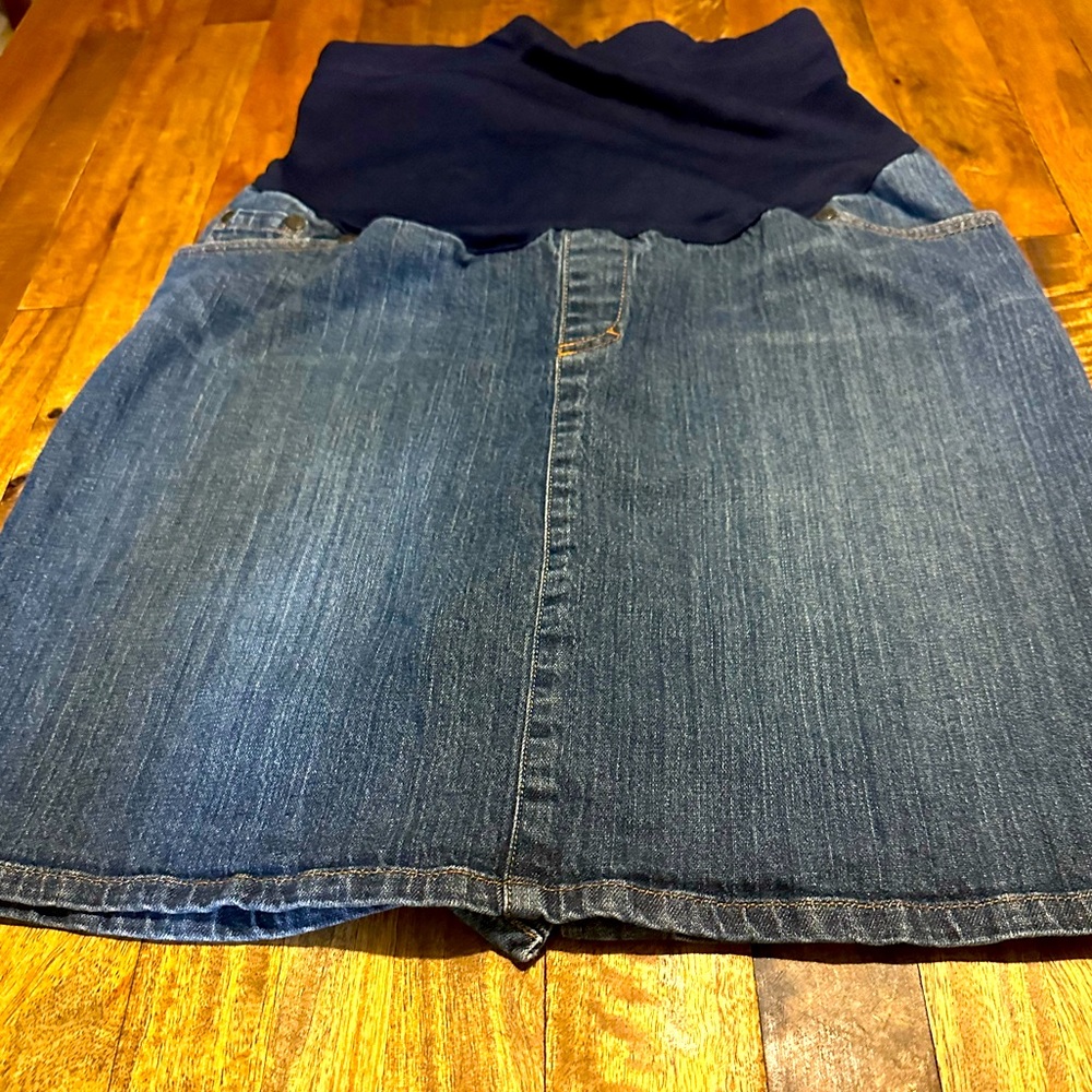 Maternity blue jean skirt super cute 🥰 excellent concept size medium